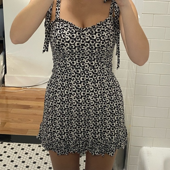 Dresses & Skirts - GORGEOUS FLOWERY DRESS